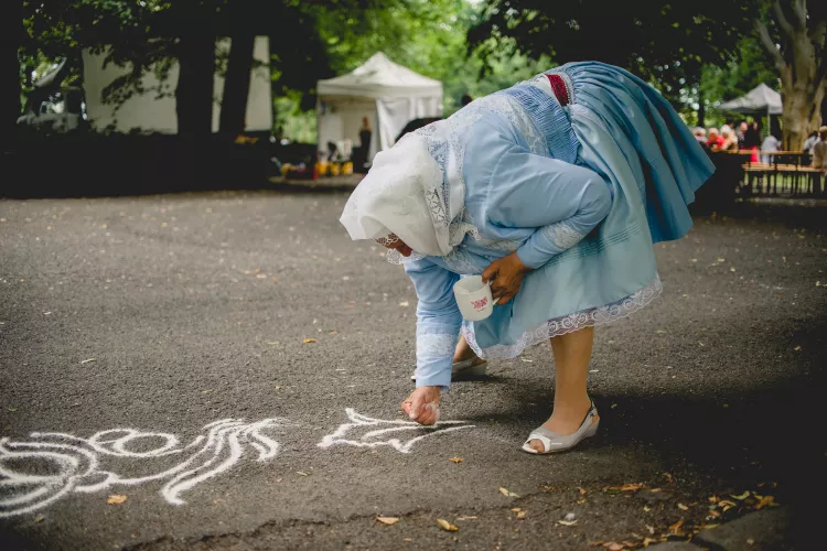 vysypávání ornamentů pískem, autor: Obec Šardice