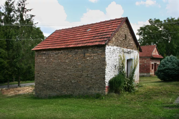 Kamenná komora, Hrubá Vrbka