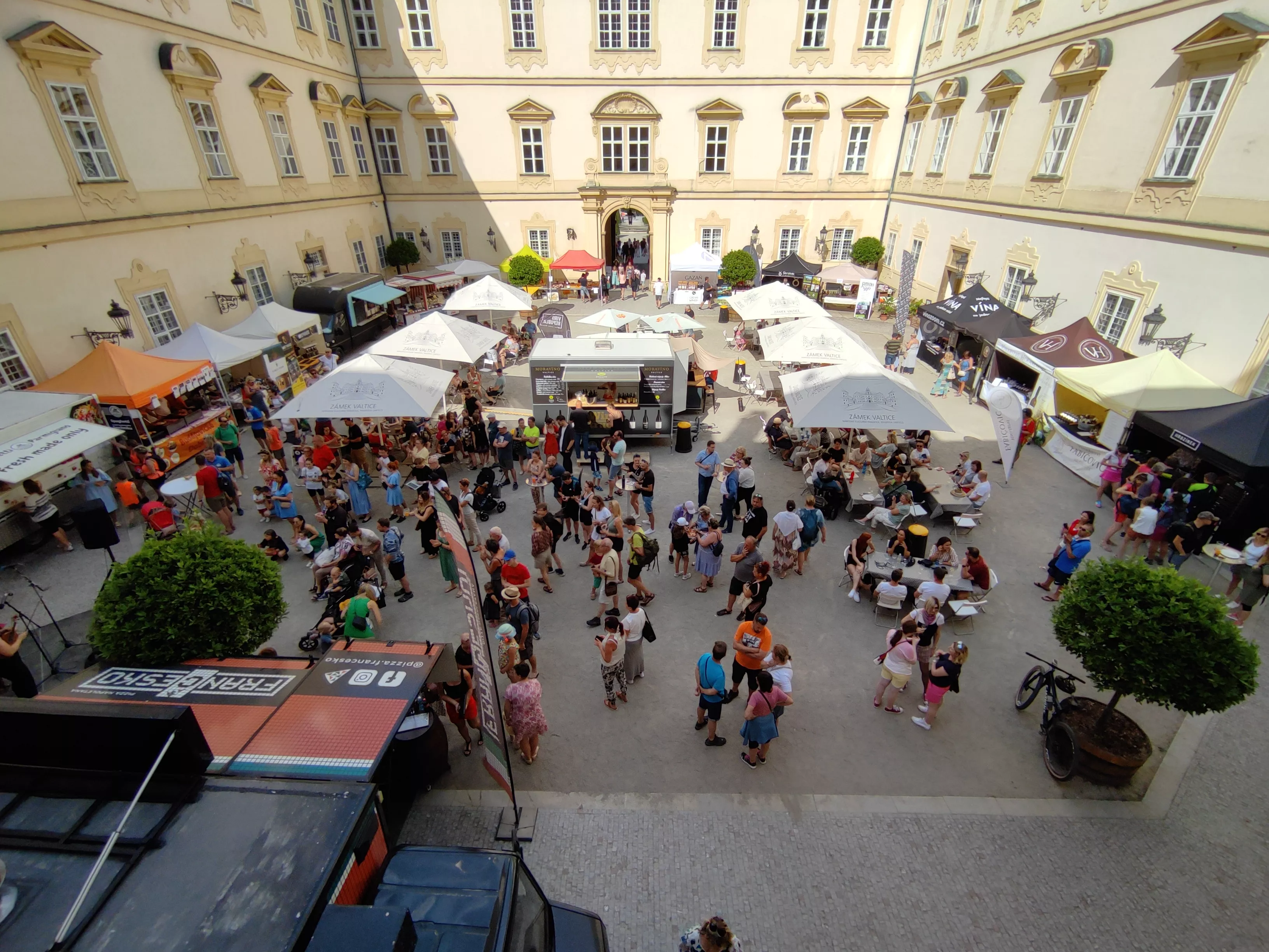 Letní pití vína & gastro festival na nádvoří zámku Valtice